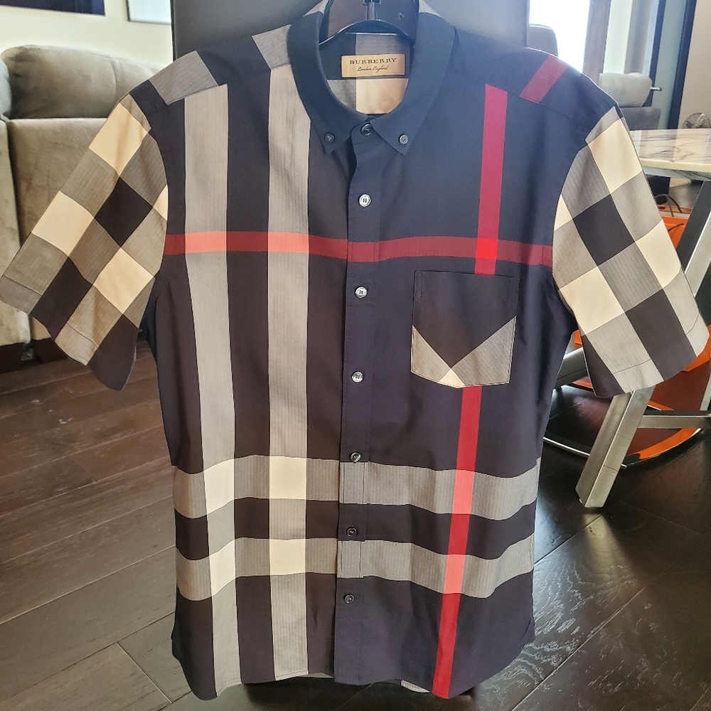 Burberry Short Sleeve Shirt (Medium)